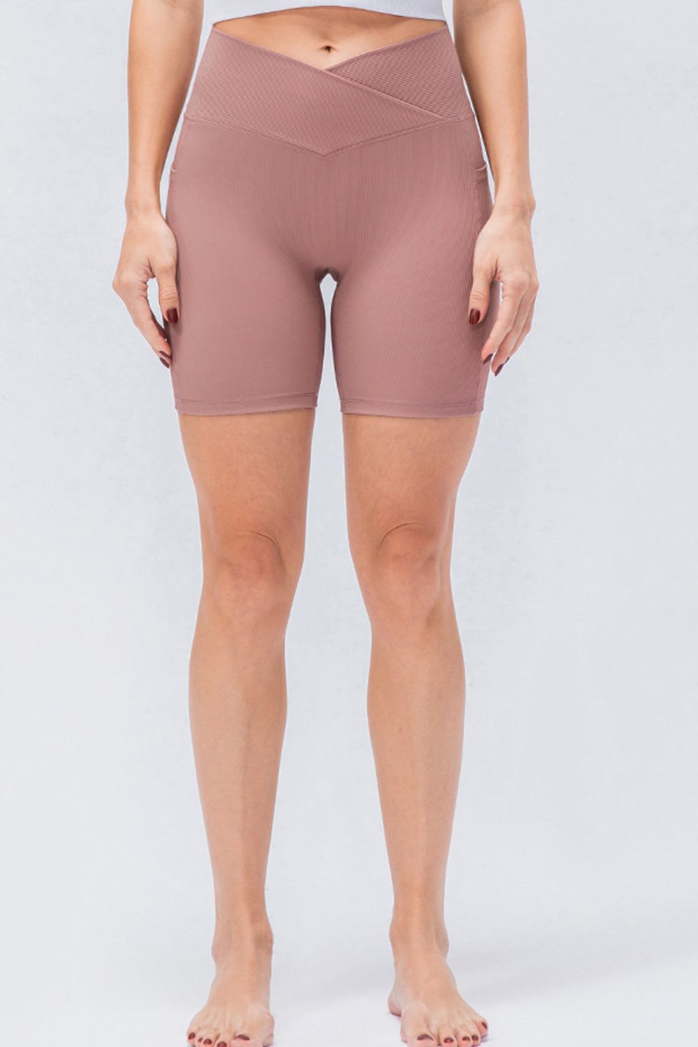 Pantalones cortos deportivos ajustados con cintura en V