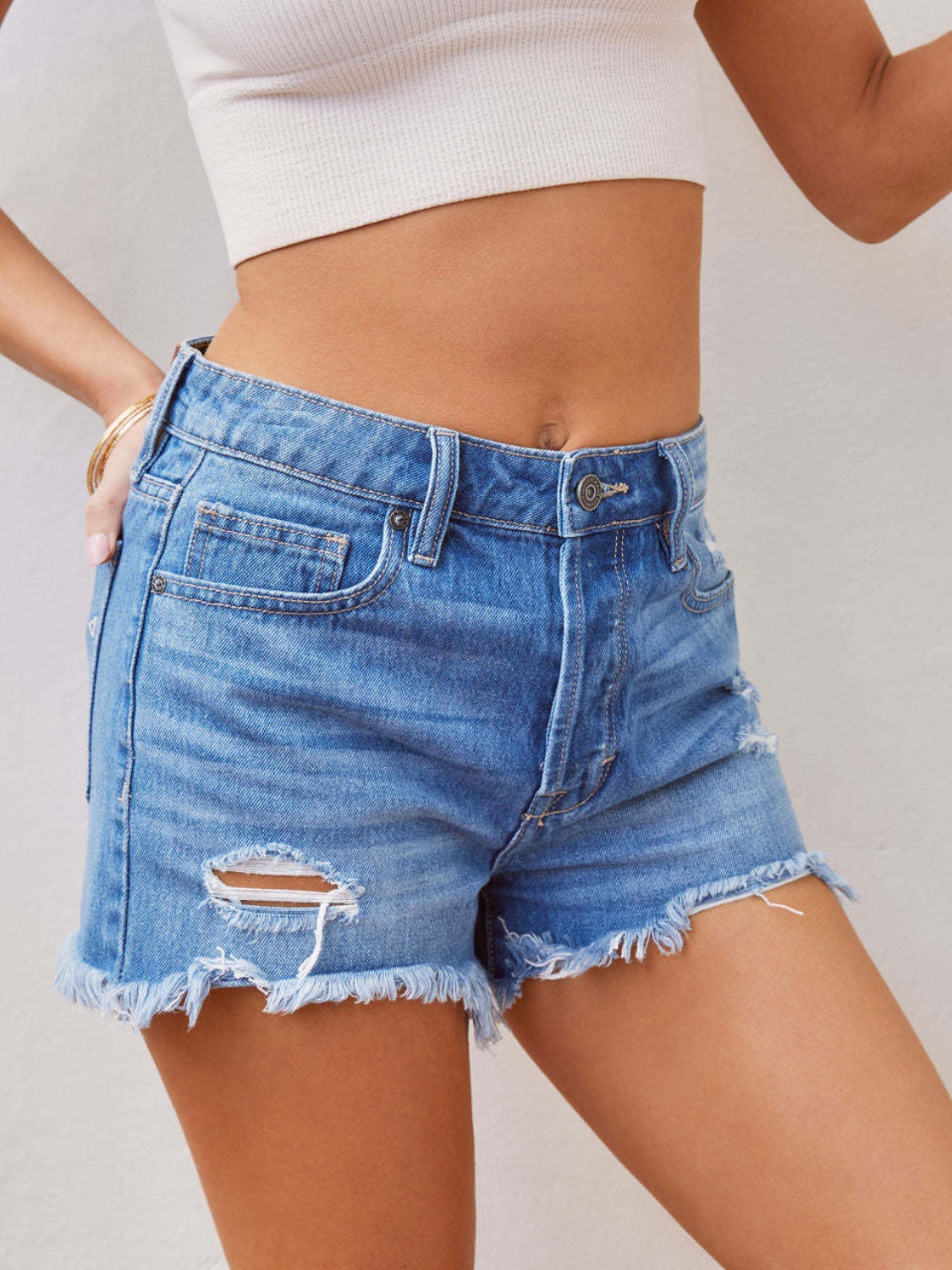 Shorts de mezclilla con dobladillo sin rematar desgastados