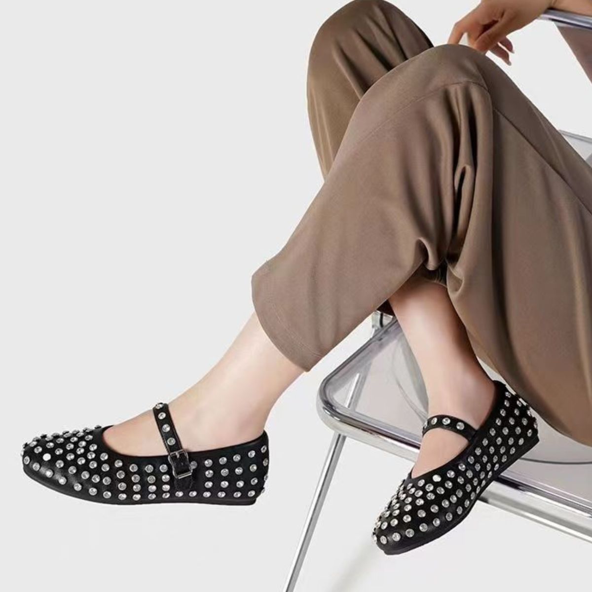 Mocasines planos con tachuelas de cuero sintético
