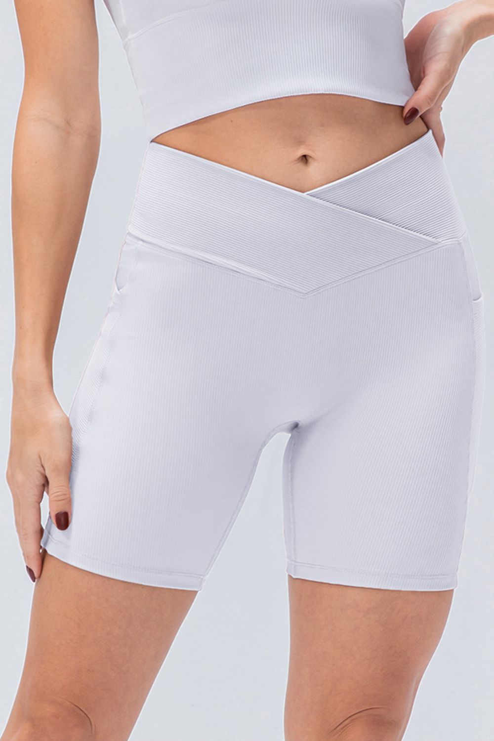 Pantalones cortos deportivos ajustados con cintura en V