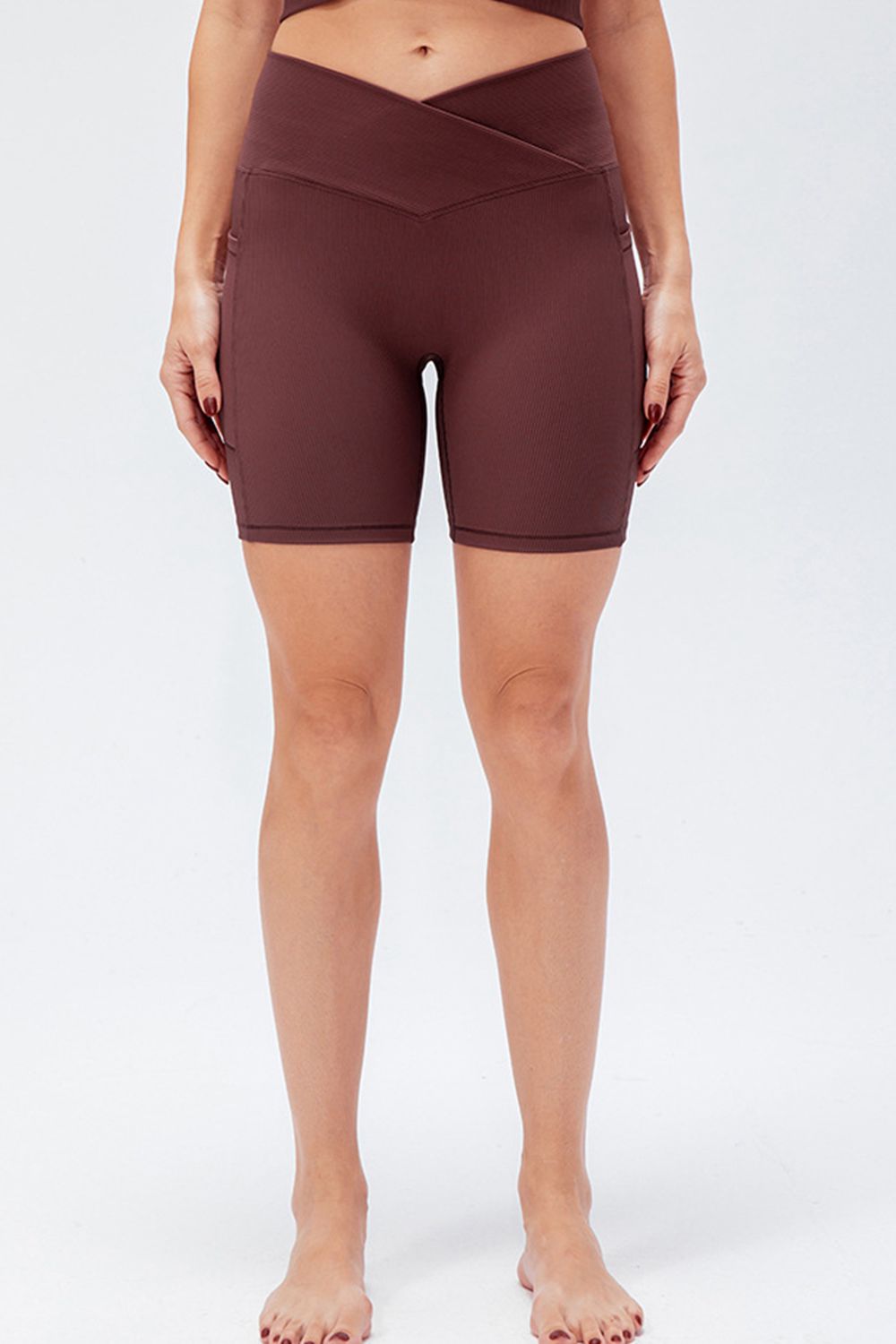 Pantalones cortos deportivos ajustados con cintura en V