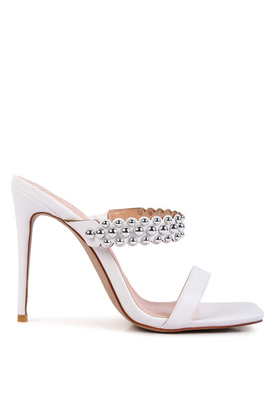 Sandalias con tachuelas metálicas y tacón estilo bandy