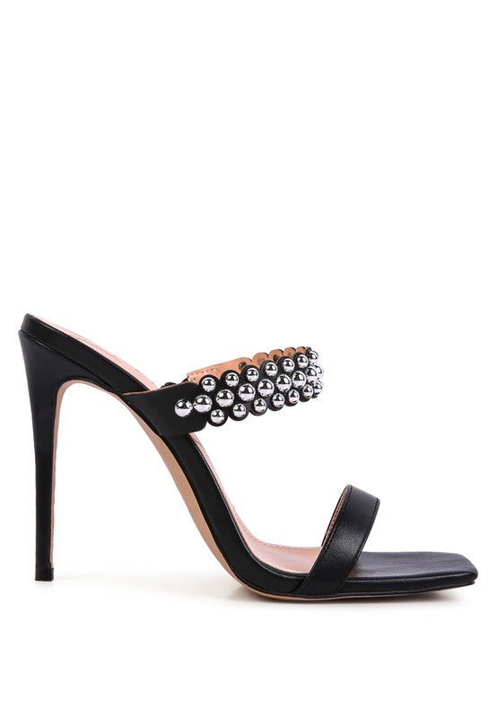 Sandalias con tachuelas metálicas y tacón estilo bandy