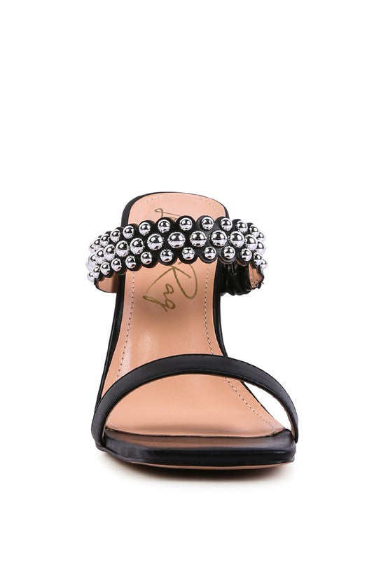 Sandalias con tachuelas metálicas y tacón estilo bandy