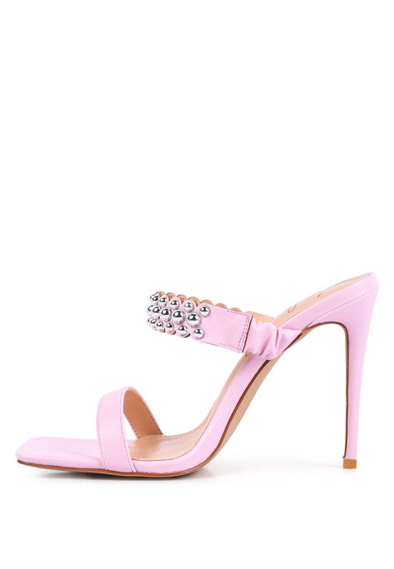 Sandalias con tachuelas metálicas y tacón estilo bandy