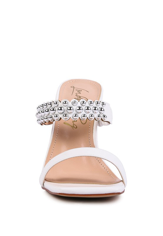 Sandalias con tachuelas metálicas y tacón estilo bandy