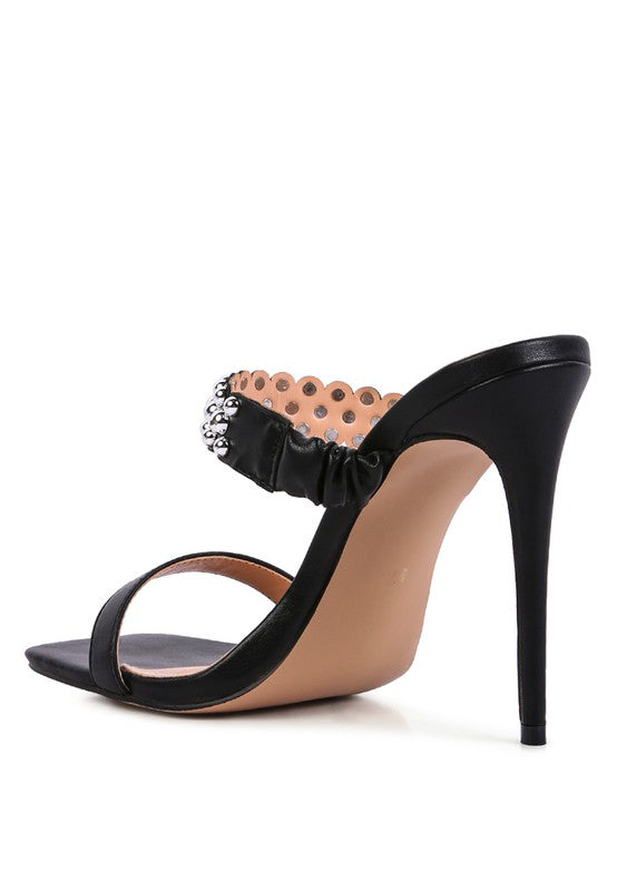 Sandalias con tachuelas metálicas y tacón estilo bandy