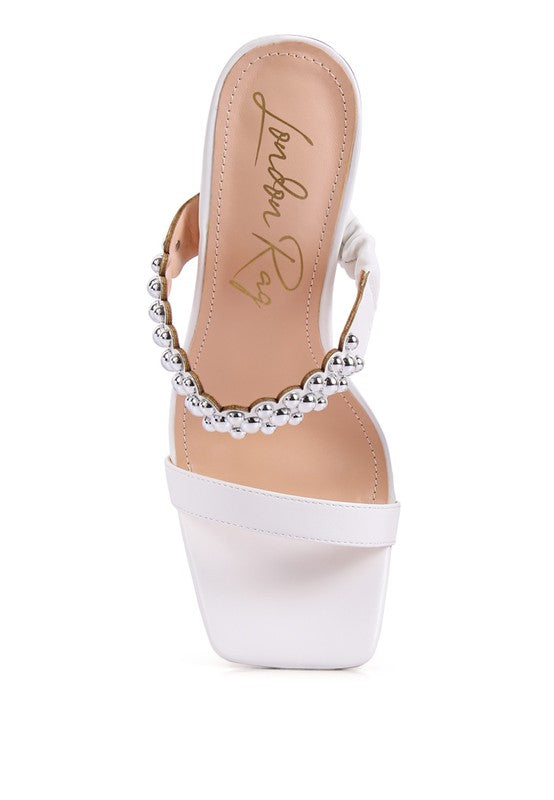 Sandalias con tachuelas metálicas y tacón estilo bandy