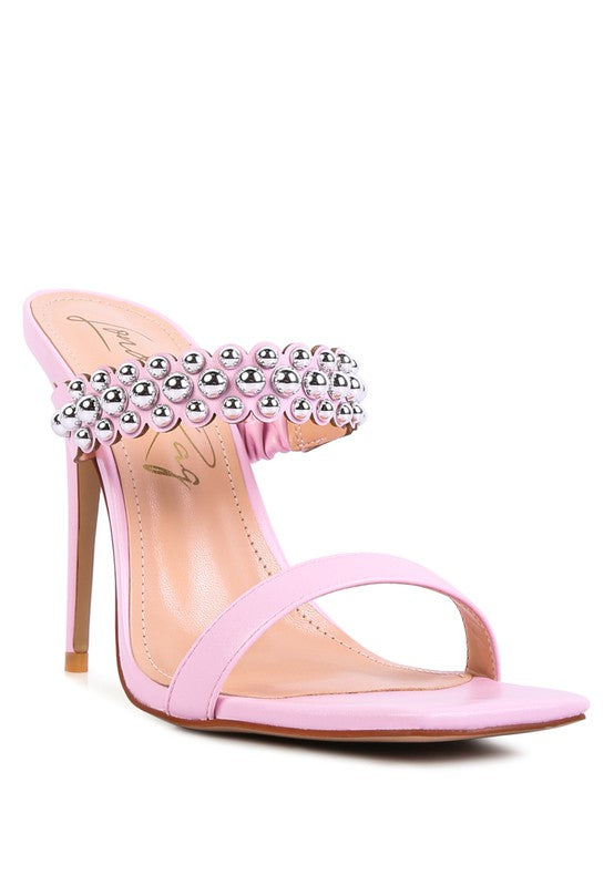Sandalias con tachuelas metálicas y tacón estilo bandy