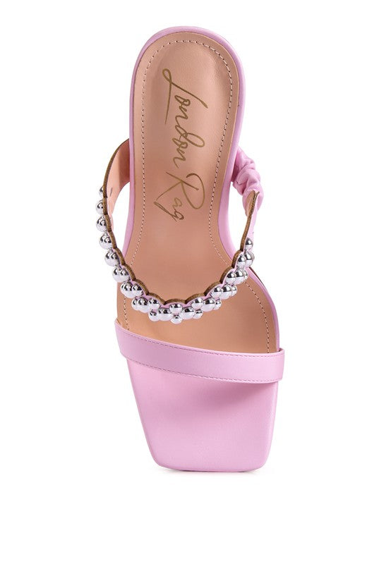 Sandalias con tachuelas metálicas y tacón estilo bandy