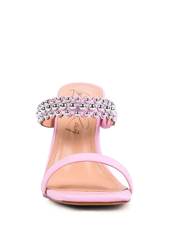 Sandalias con tachuelas metálicas y tacón estilo bandy