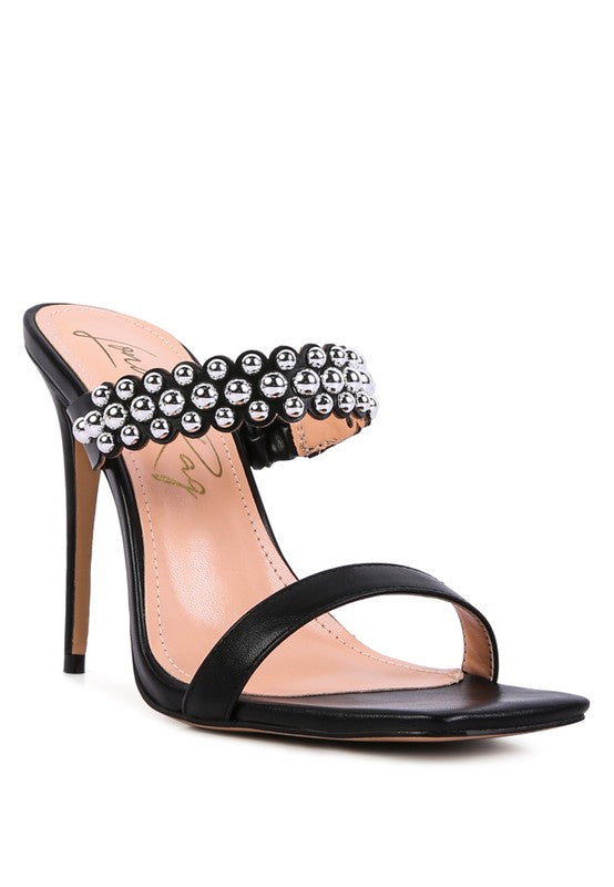 Sandalias con tachuelas metálicas y tacón estilo bandy