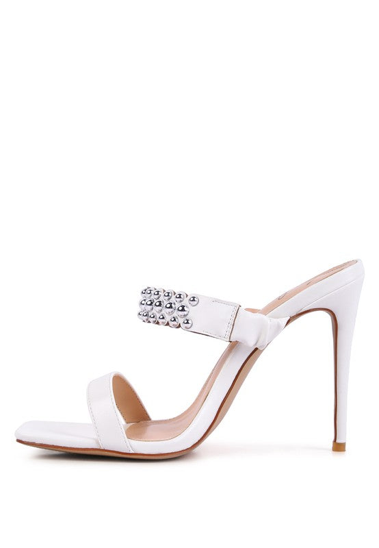 Sandalias con tachuelas metálicas y tacón estilo bandy