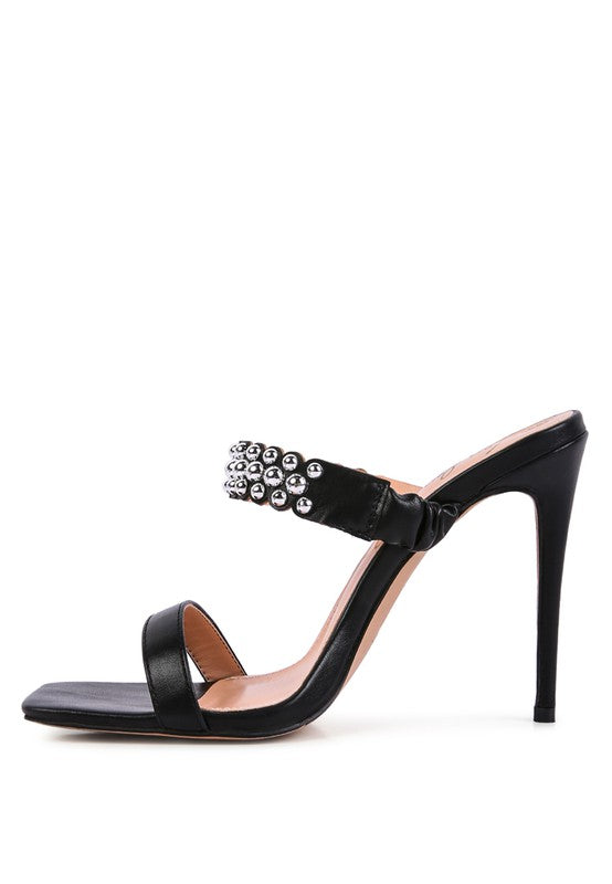 Sandalias con tachuelas metálicas y tacón estilo bandy