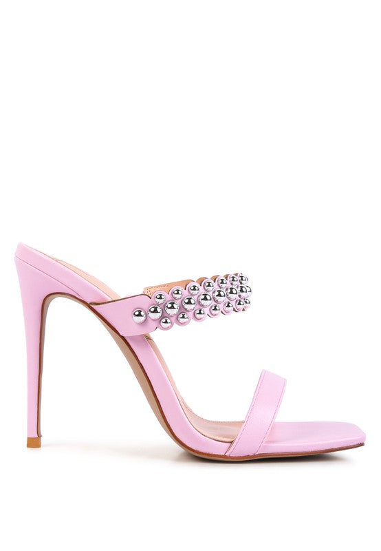 Sandalias con tachuelas metálicas y tacón estilo bandy