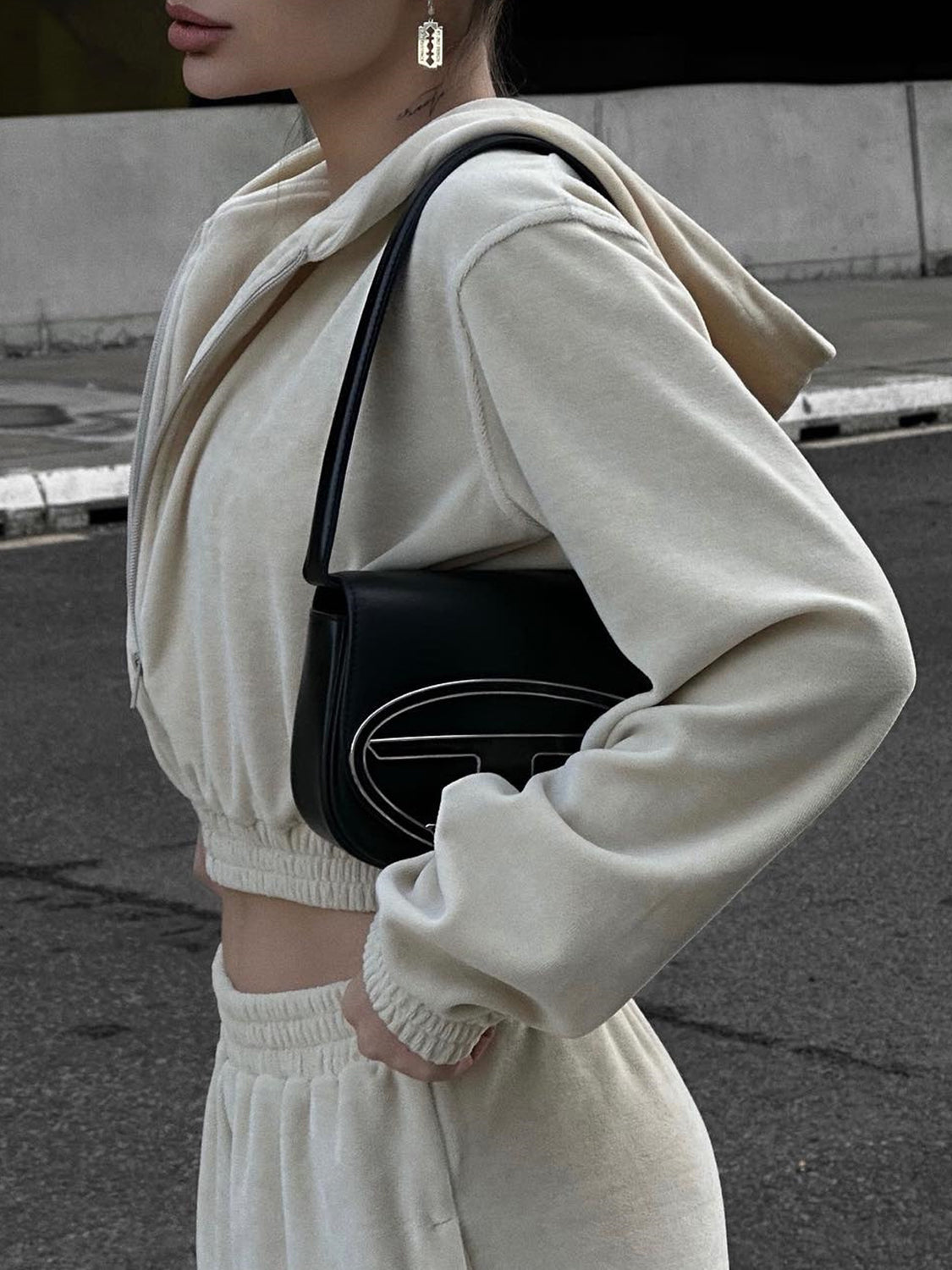 Conjunto de sudadera con cremallera y pantalón con bolsillos