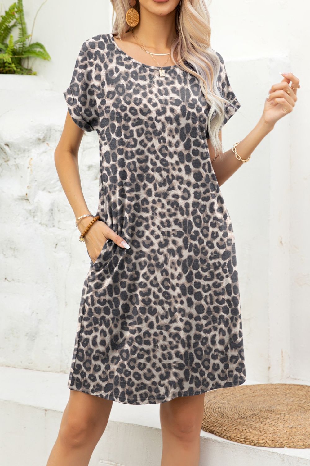 Vestido de bolsillo de manga corta con cuello redondo