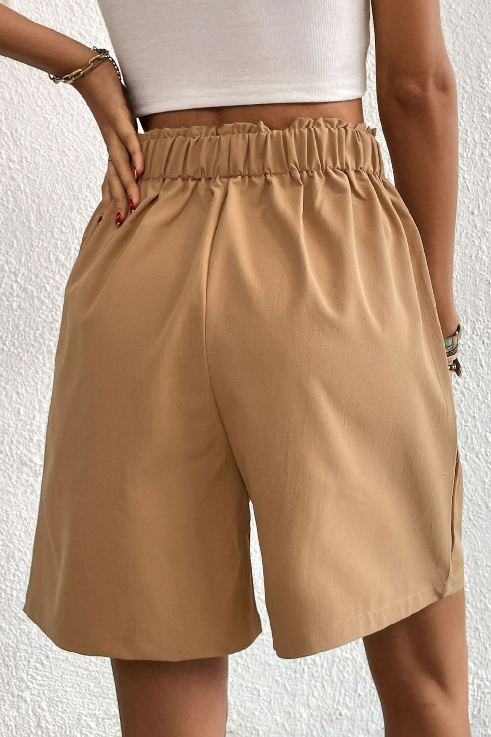Pantalones cortos con cintura elástica y botones y detalle plisado