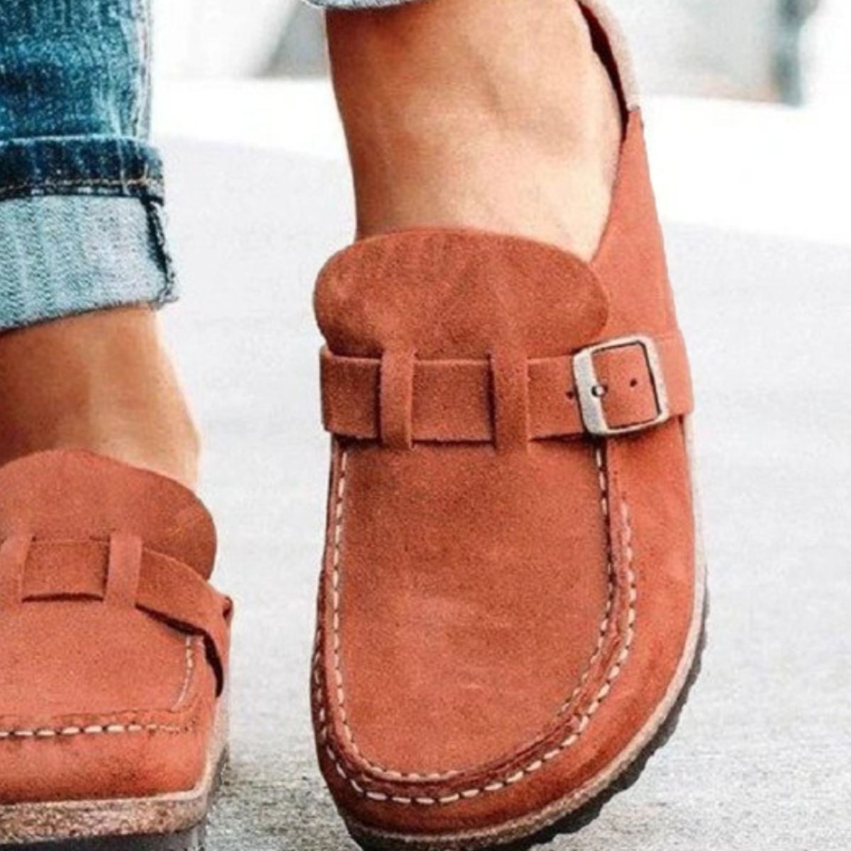 Mocasines con hebilla y tacón bajo y punta redonda
