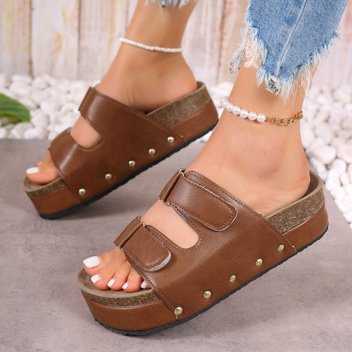Sandalias de plataforma con tachuelas de cuero PU