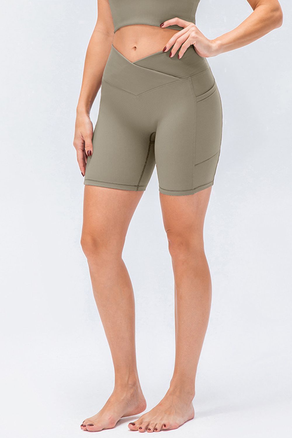 Pantalones cortos deportivos ajustados con cintura en V