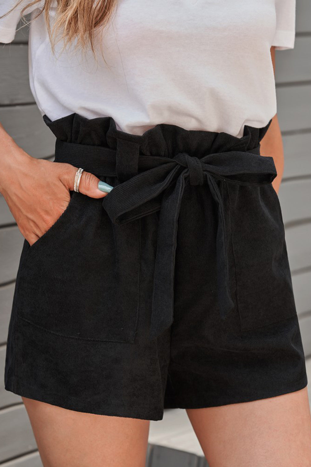 Pantalones cortos con bolsillos y cinturón en la cintura con diseño de bolsa de papel