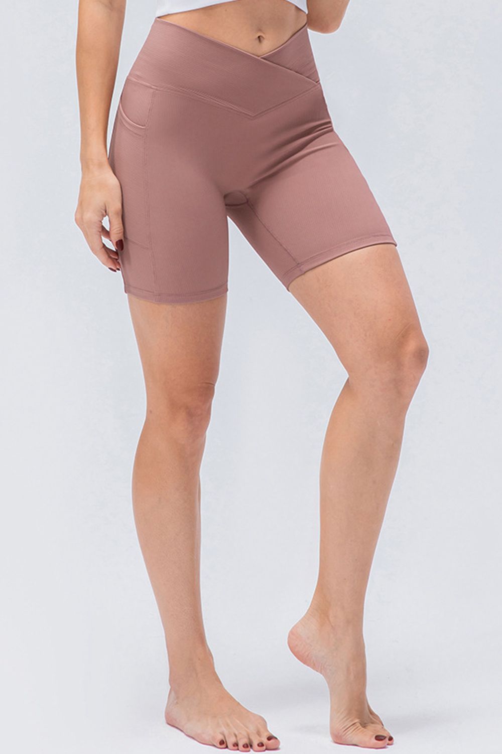 Pantalones cortos deportivos ajustados con cintura en V
