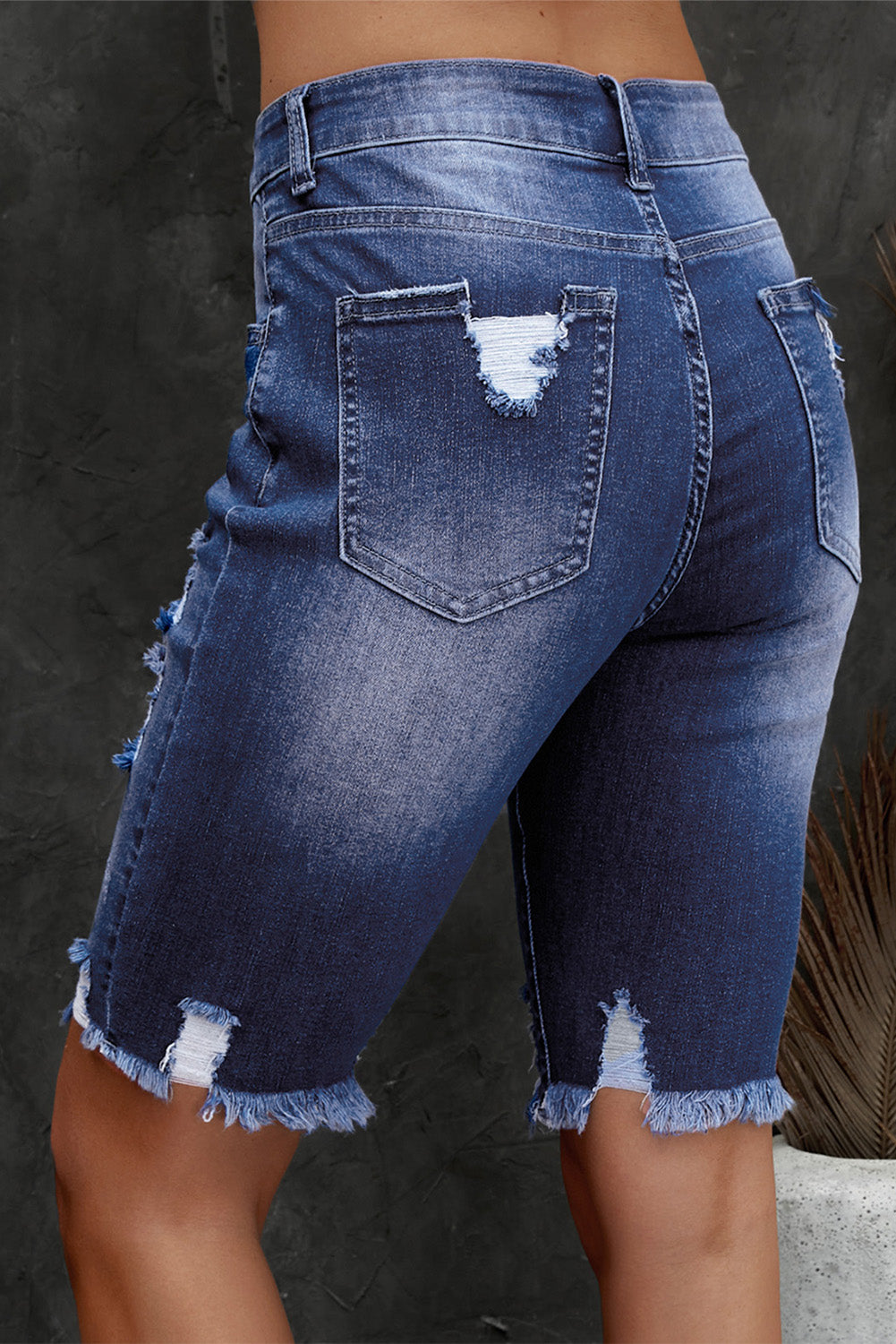 Bermudas de mezclilla desgastadas con dobladillo deshilachado