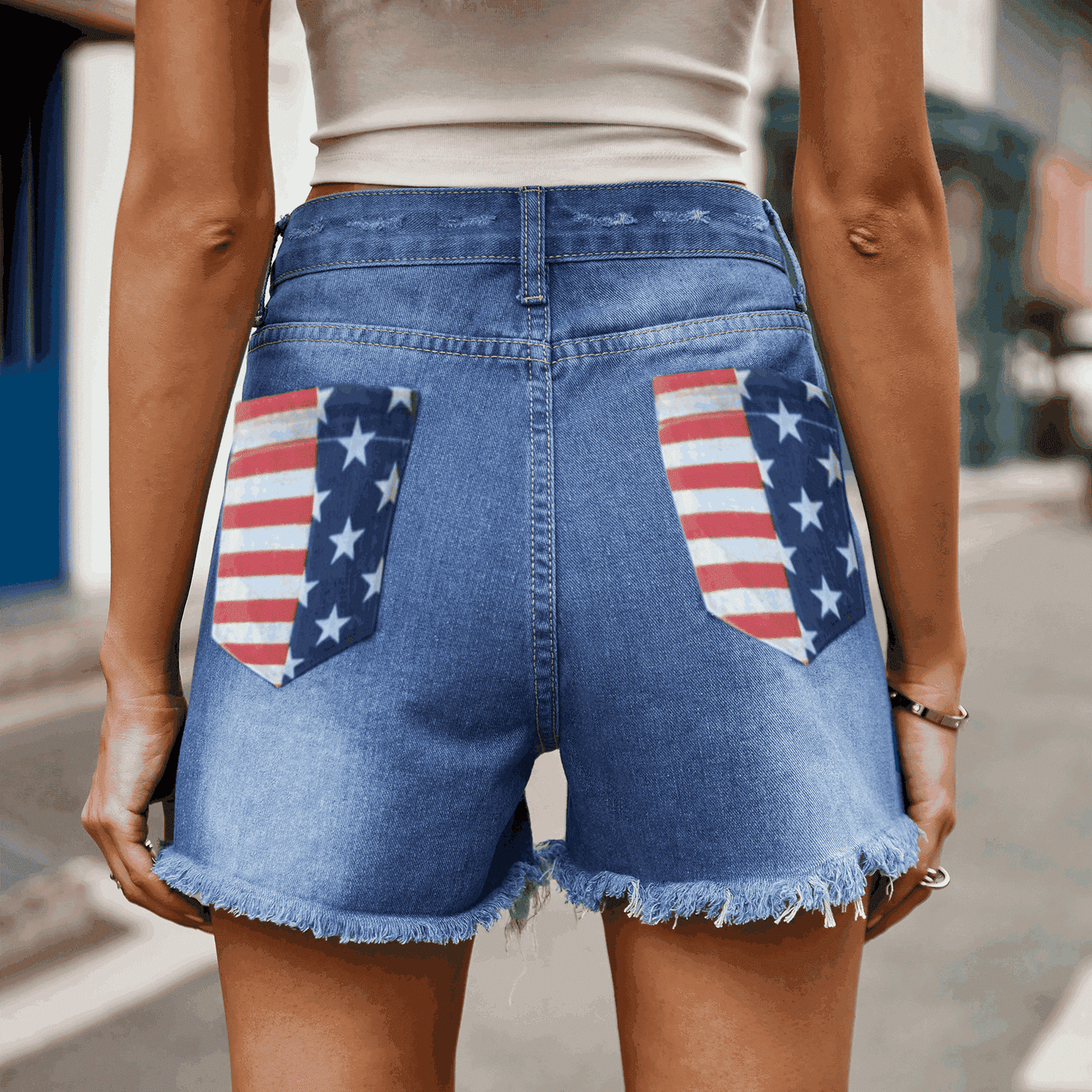 Pantalones cortos de mezclilla desgastados con bandera de EE. UU.
