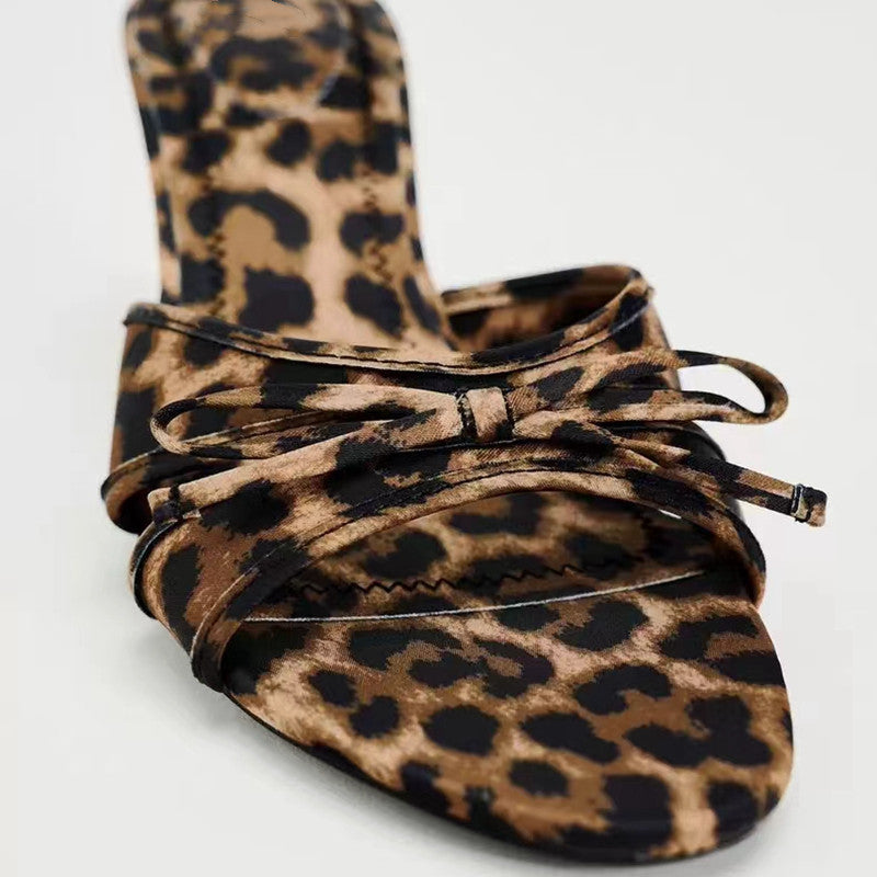 Sandalias de tacón bajo con lazo y estampado de leopardo