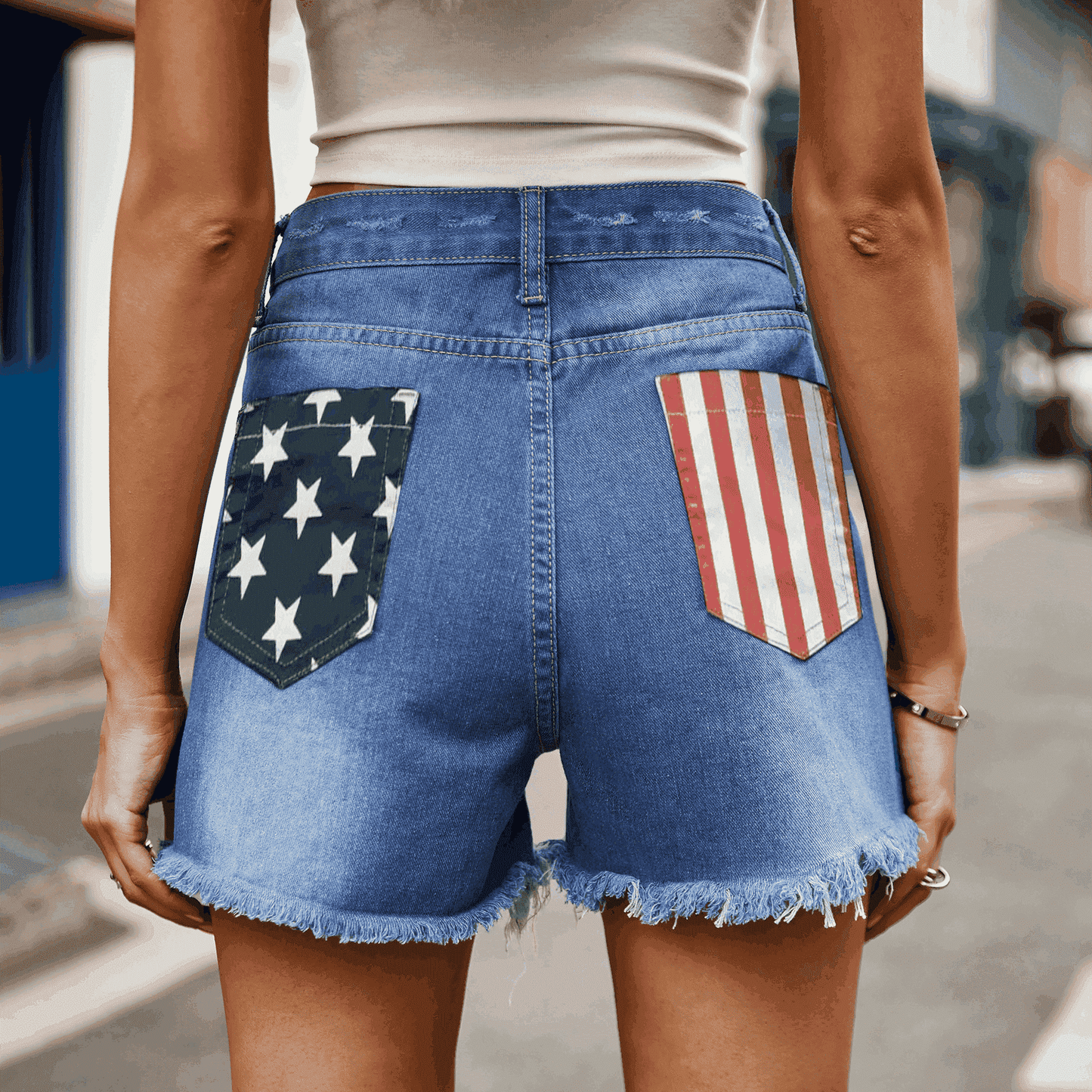 Pantalones cortos de mezclilla desgastados con bandera de EE. UU.