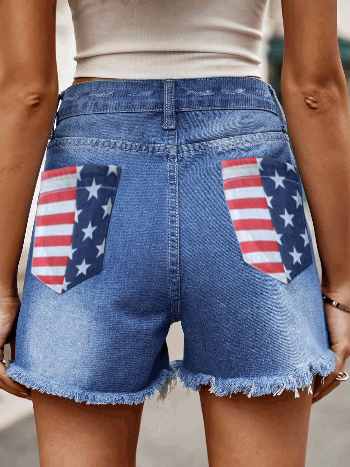 Pantalones cortos de mezclilla con dobladillo sin rematar y bolsillos