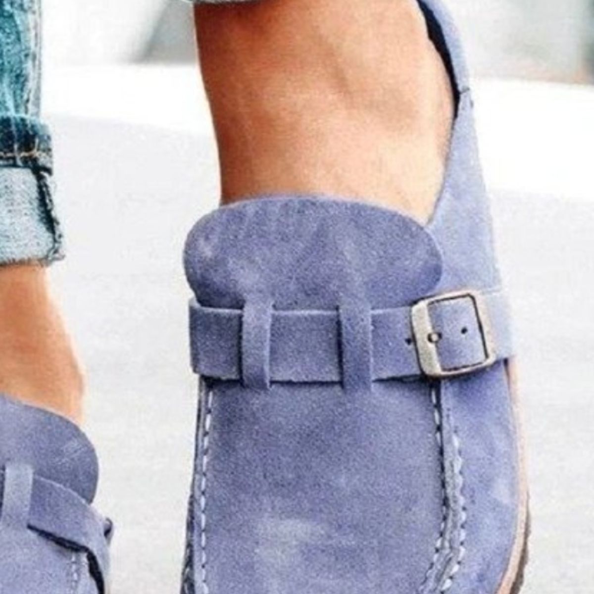 Mocasines con hebilla y tacón bajo y punta redonda