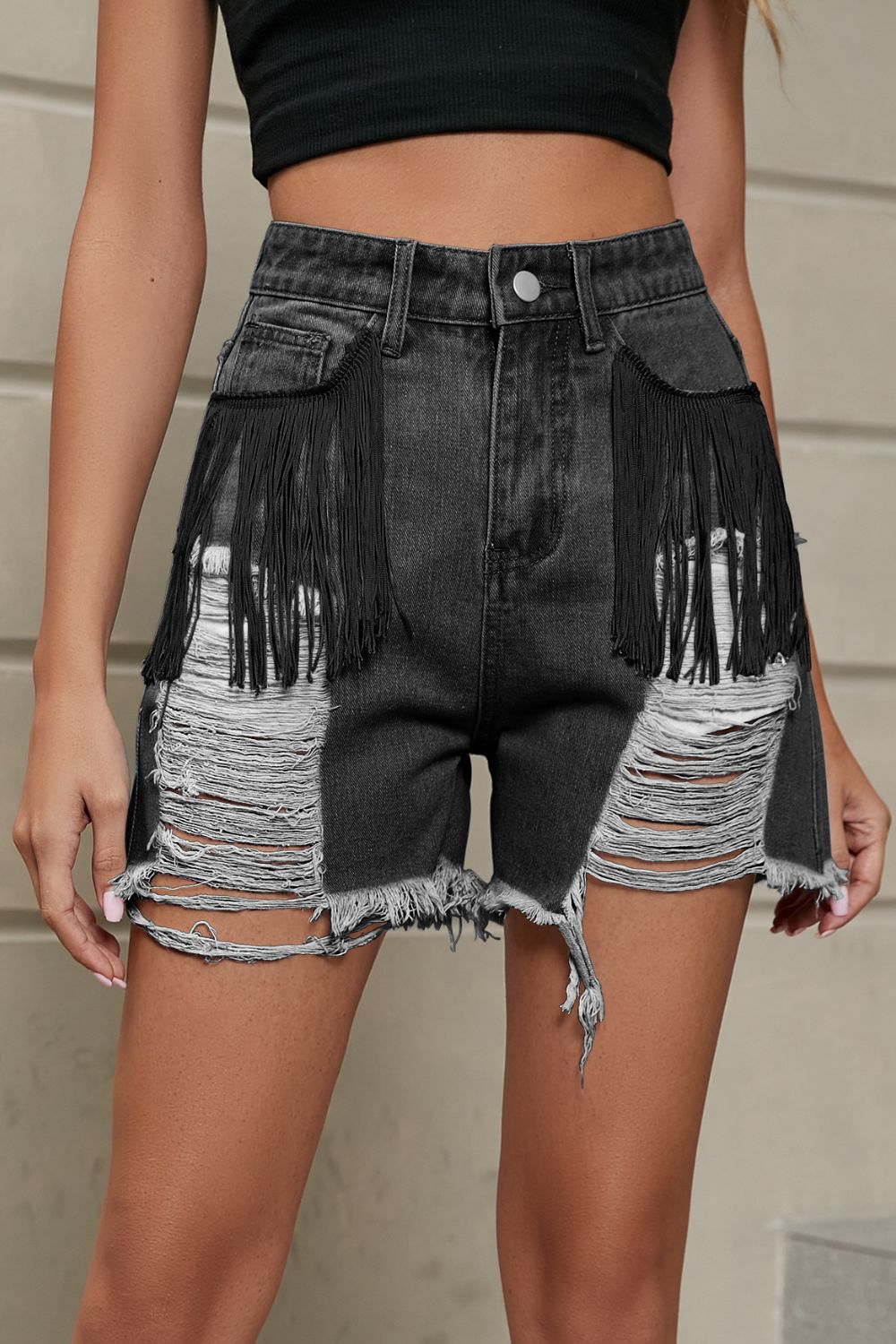 Pantalones cortos de mezclilla desgastados con flecos y bolsillos