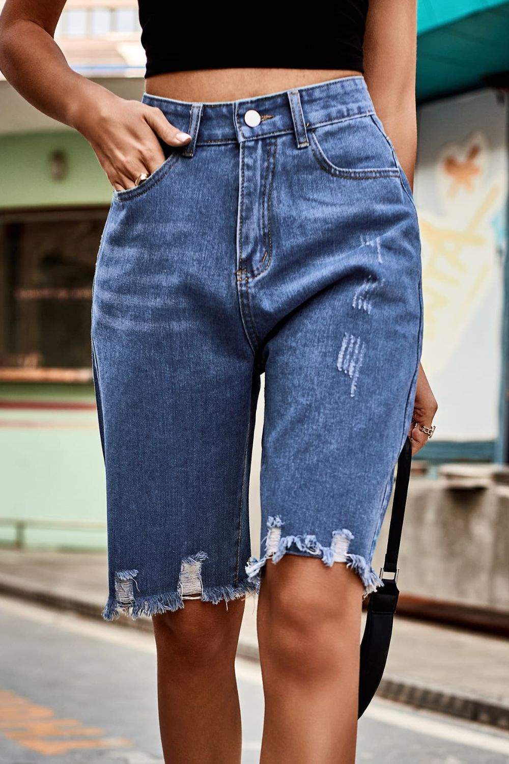 Pantalones cortos de mezclilla de cintura alta con dobladillo sin rematar y bolsillos