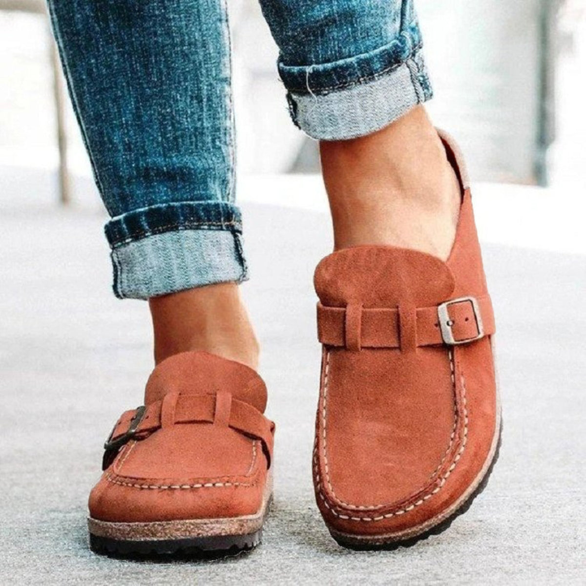 Mocasines con hebilla y tacón bajo y punta redonda