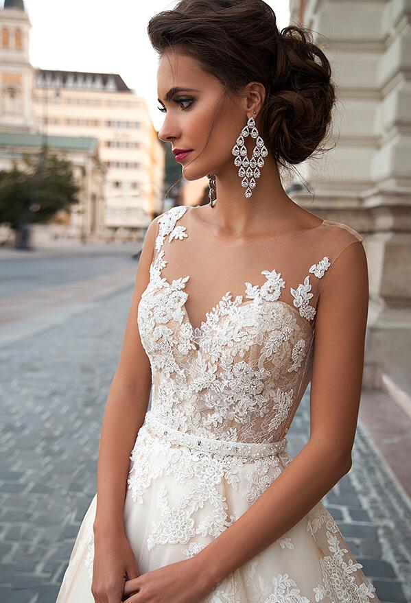 Vestido de novia con cola de encaje y cintura adelgazante