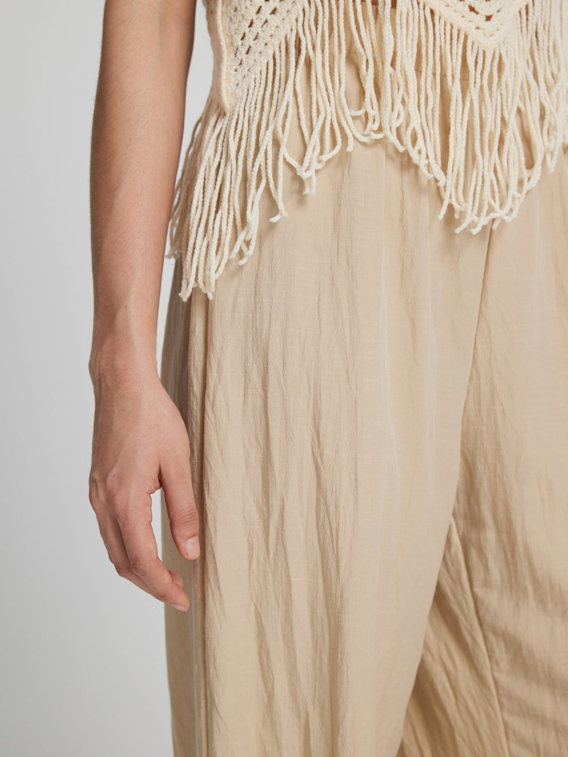 Pantalones largos de pierna ancha con dobladillo con flecos