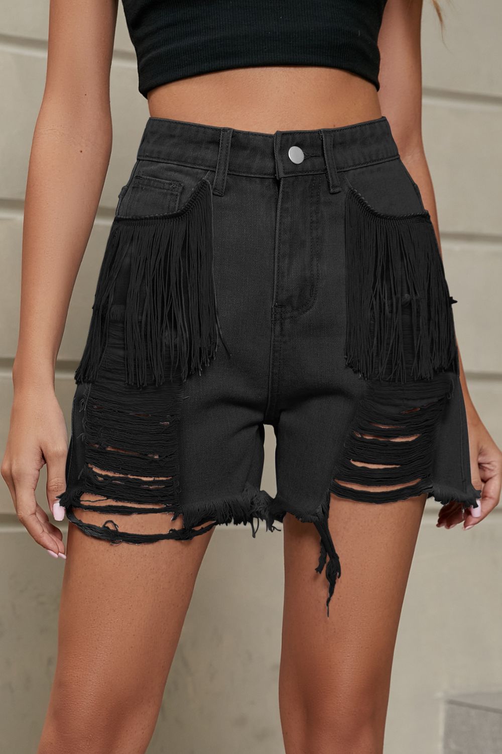 Pantalones cortos de mezclilla desgastados con flecos y bolsillos