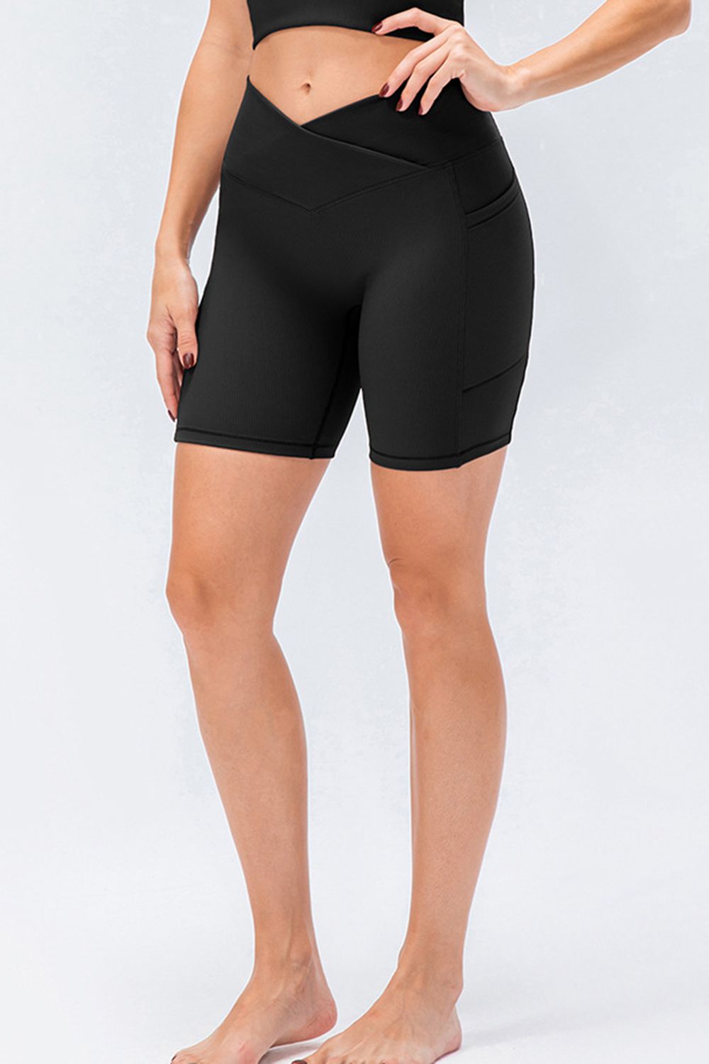 Pantalones cortos deportivos ajustados con cintura en V