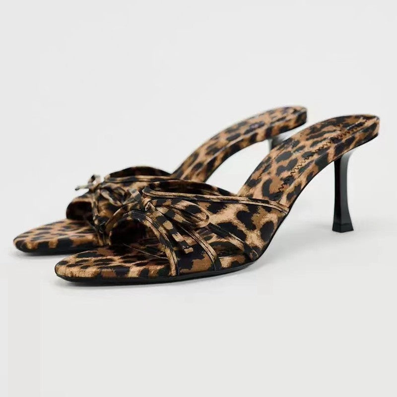 Sandalias de tacón bajo con lazo y estampado de leopardo