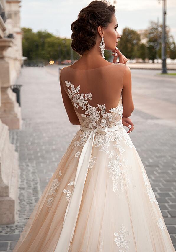 Vestido de novia con cola de encaje y cintura adelgazante