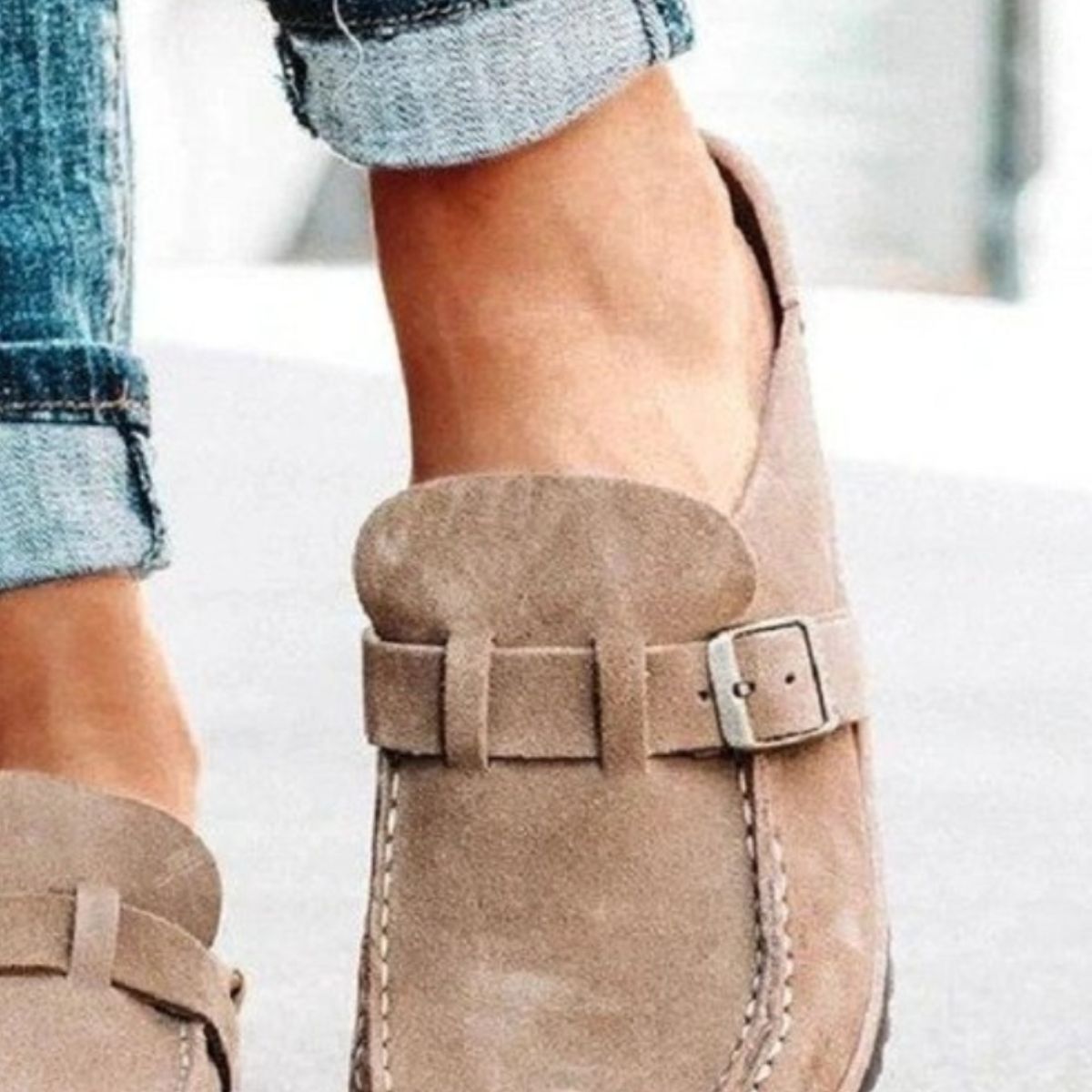 Mocasines con hebilla y tacón bajo y punta redonda