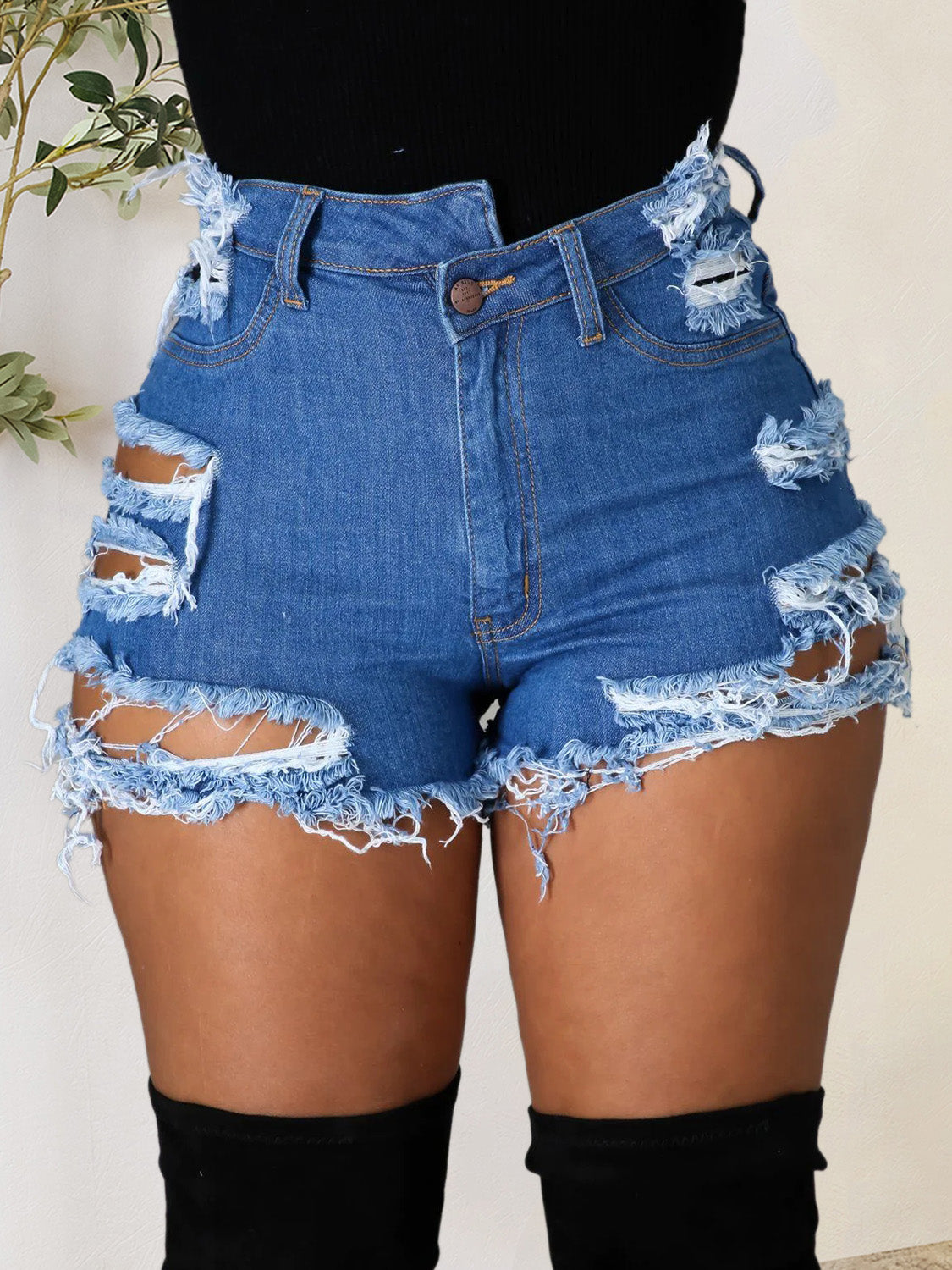 Shorts de mezclilla desgastados con dobladillo sin rematar y bolsillos