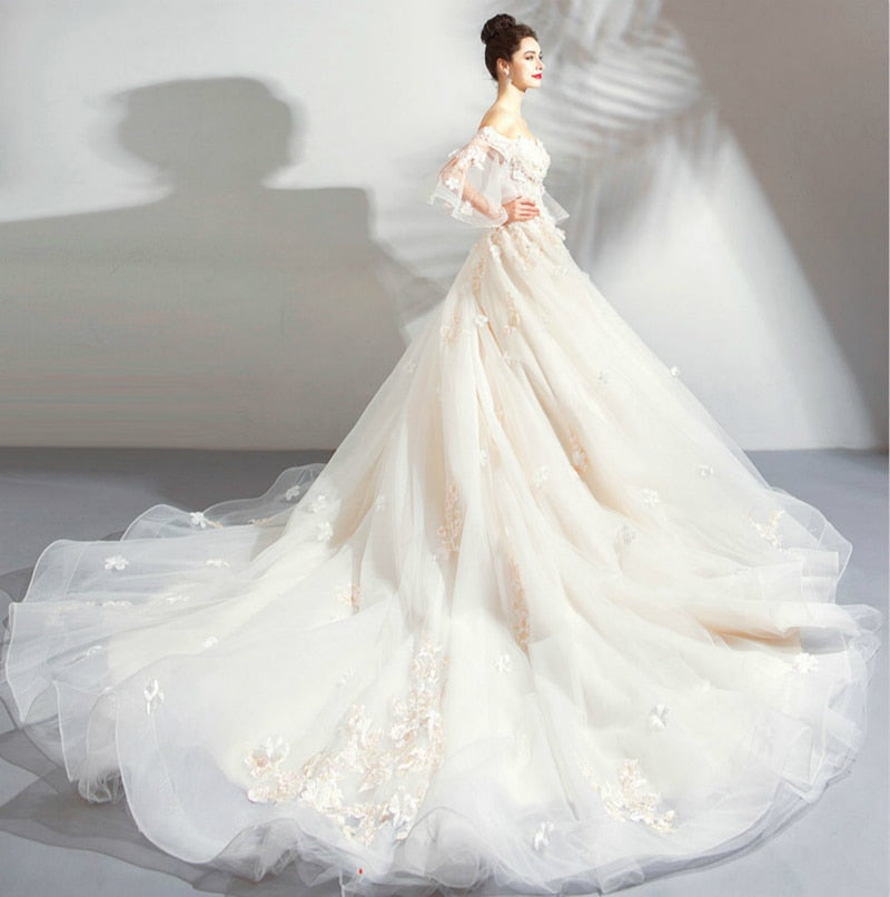 Vestido de novia con cola larga, escote en A, apliques de encaje y abalorios