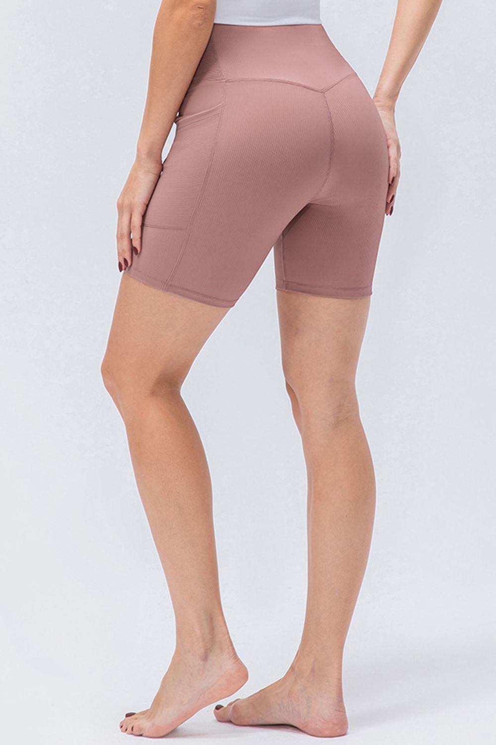 Pantalones cortos deportivos ajustados con cintura en V