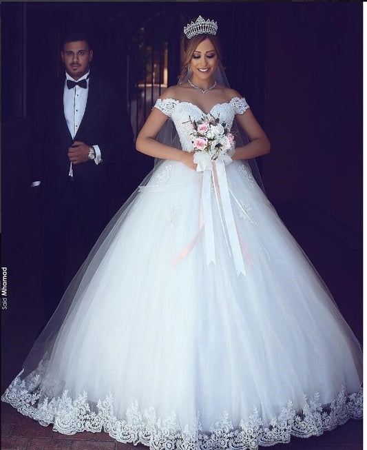 Vestido de novia de estilo gala con apliques de encaje blanco