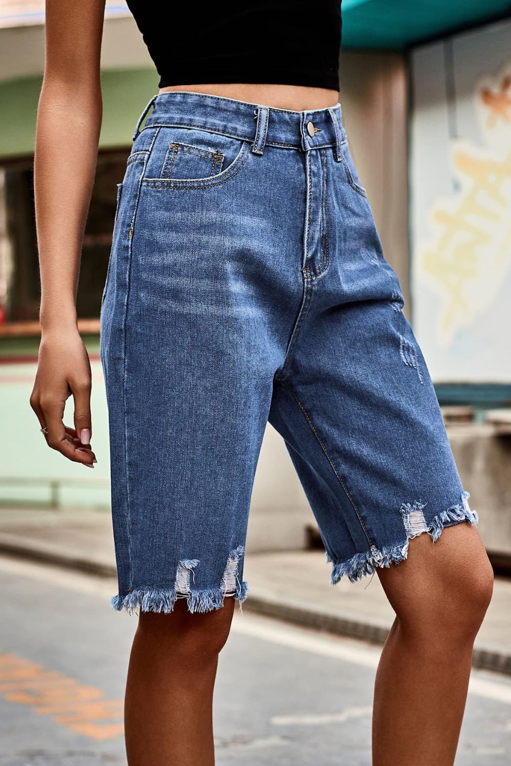 Pantalones cortos de mezclilla de cintura alta con dobladillo sin rematar y bolsillos
