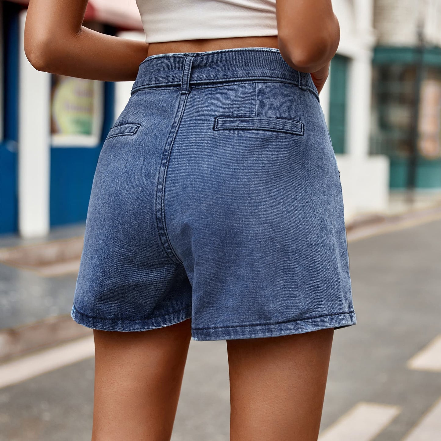 Pantalones cortos de mezclilla con bolsillos y cinturón de lazo