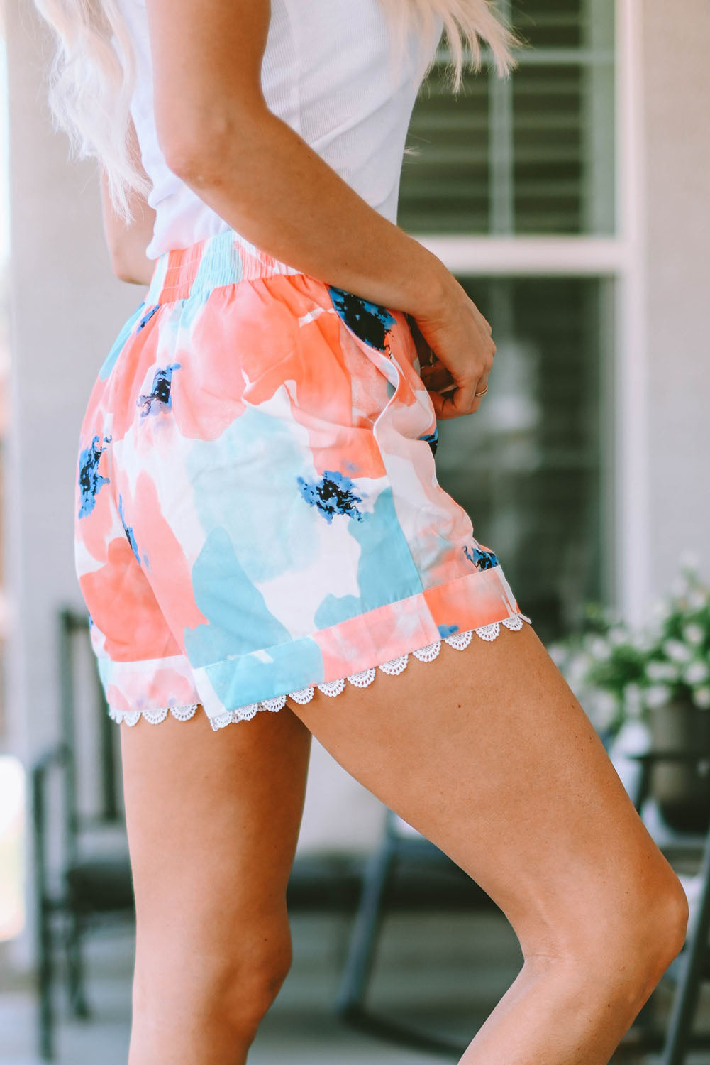 Pantalones cortos con bolsillos y ribete de encaje estampado